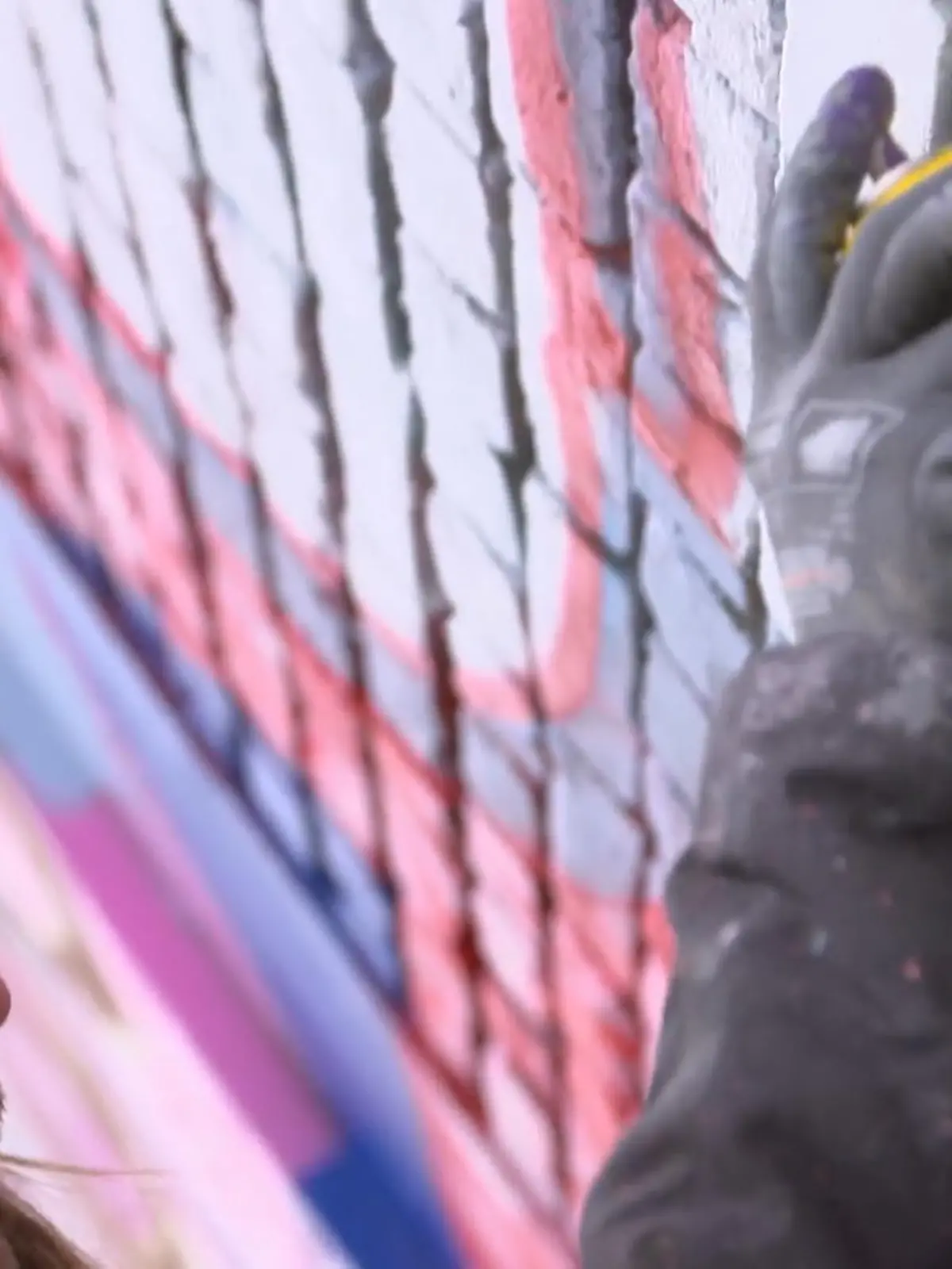 Für manch einen stellen sie ein echtes Ärgernis dar – andere sehen darin Kunst und Kultur: Die Rede ist von Graffitis. In Kassel bekommen die bunten Malereien eine echte Bühne – eine Stiftung hat es sich dort zur Aufgabe gemacht, sie so gut und ansprechend wie möglich zu präsentieren. Dafür haben sie sich etwas Besonderes einfallen lassen.