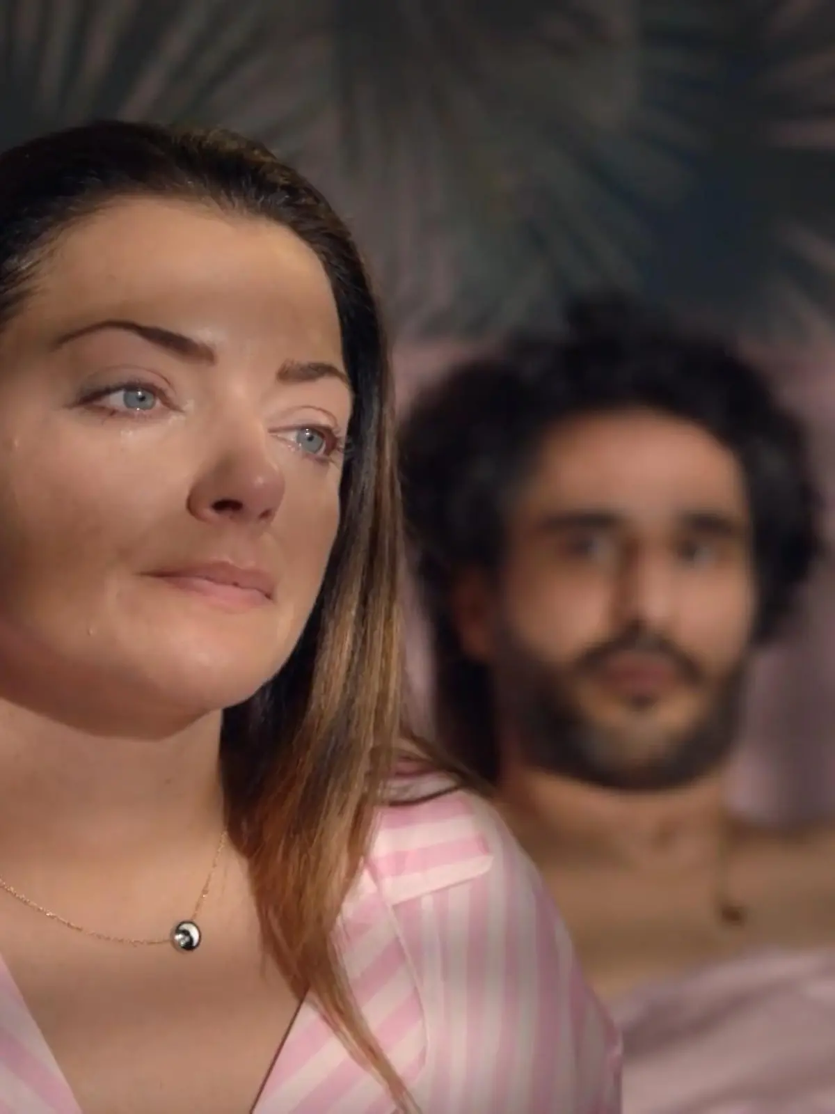 Emily öffnet sich endlich gegenüber Tobias und erzählt ihm von Katrins Erpressung. 