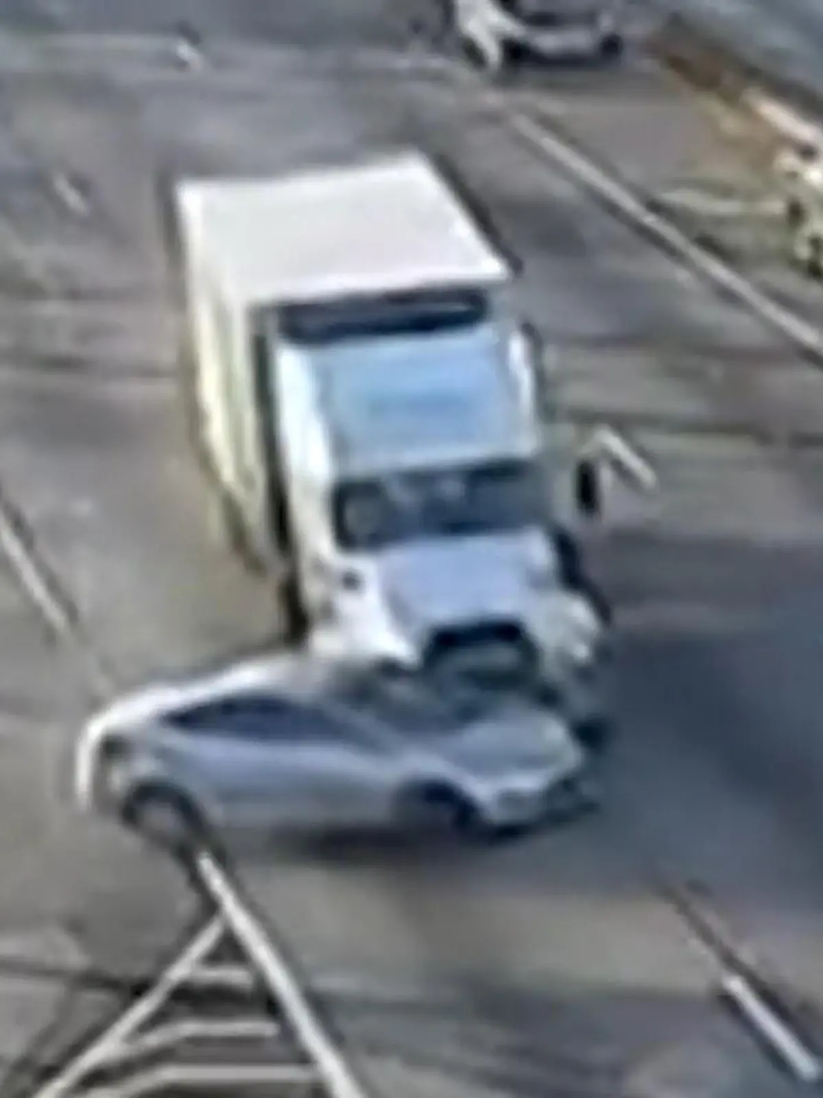 Bild zu: "Über zwei Kreuzungen mitgeschleift! Lkw rammt Auto"