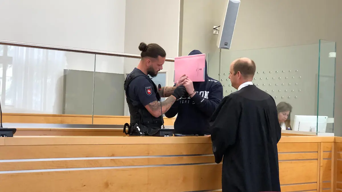 Daniel G. kommt im Gerichtssaal an. Er soll seinen Stiefsohn misshandelt haben.