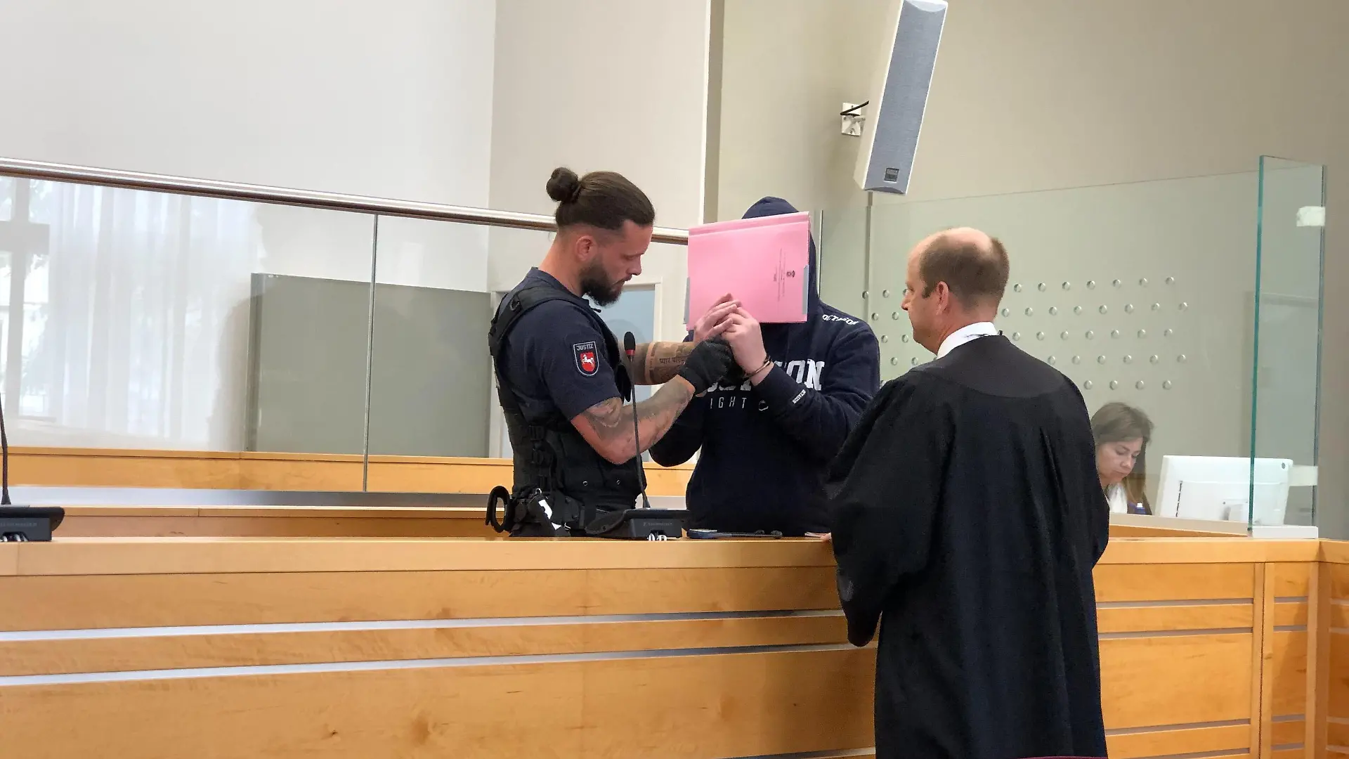 Daniel G. kommt im Gerichtssaal an. Er soll seinen Stiefsohn misshandelt haben.