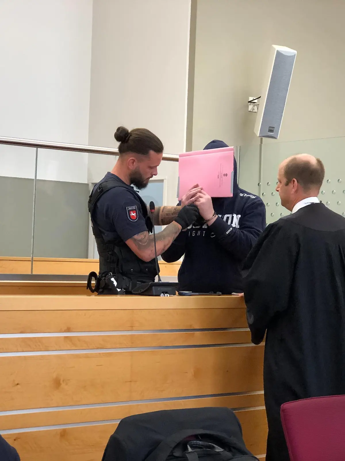 Daniel G. kommt im Gerichtssaal an. Er soll seinen Stiefsohn misshandelt haben.