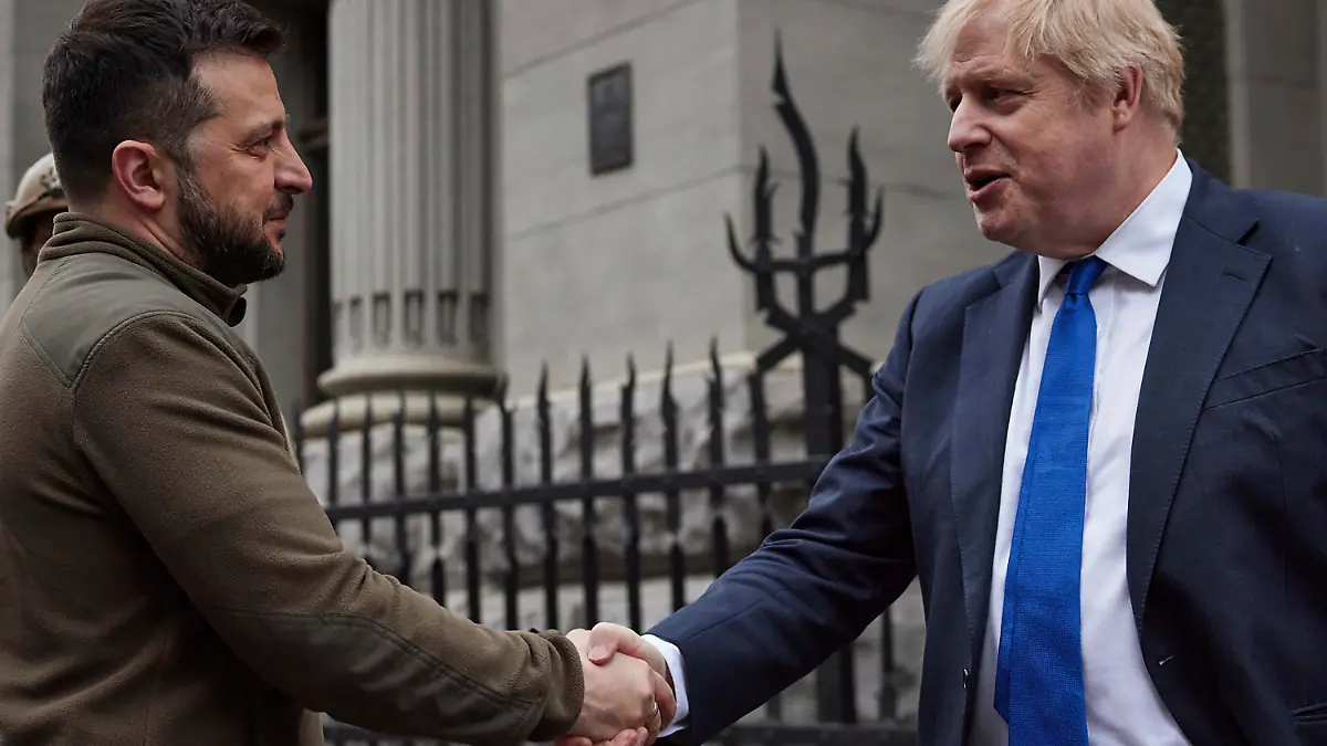HANDOUT - 09.04.2022, Ukraine, Kiew: Wolodymyr Selenskyj (l), Präsident der Ukraine, und Boris Johnson, Premierminister von Großbritannien, geben sich während ihres gemeinsamen Treffens die Hand. Johnson hat der Ukraine zur Abwehr des russischen Angriffs 120 gepanzerte Fahrzeuge und Anti-Schiffsraketensysteme zugesagt. Foto: Uncredited/Ukrainian Presidential Press Office/AP/dpa - ACHTUNG: Nur zur redaktionellen Verwendung im Zusammenhang mit der aktuellen Berichterstattung und nur mit vollständiger Nennung des vorstehenden Credits +++ dpa-Bildfunk +++