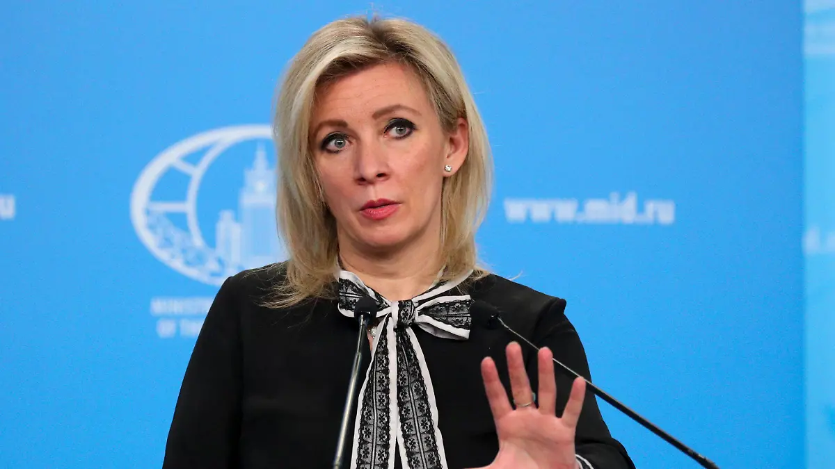 HANDOUT - 17.03.2022, Russland, Moskau: Auf diesem vom Pressedienst des russischen Außenministeriums veröffentlichten Foto gestikuliert Marija Sacharowa, Sprecherin des russischen Außenministeriums, während eines Briefings zur Außenpolitik. Foto: --/Russian Foreign Ministry Press Service/AP/dpa - ACHTUNG: Nur zur redaktionellen Verwendung und nur mit vollständiger Nennung des vorstehenden Credits +++ dpa-Bildfunk +++