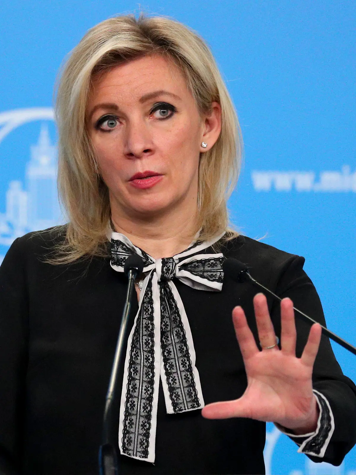 HANDOUT - 17.03.2022, Russland, Moskau: Auf diesem vom Pressedienst des russischen Außenministeriums veröffentlichten Foto gestikuliert Marija Sacharowa, Sprecherin des russischen Außenministeriums, während eines Briefings zur Außenpolitik. Foto: --/Russian Foreign Ministry Press Service/AP/dpa - ACHTUNG: Nur zur redaktionellen Verwendung und nur mit vollständiger Nennung des vorstehenden Credits +++ dpa-Bildfunk +++