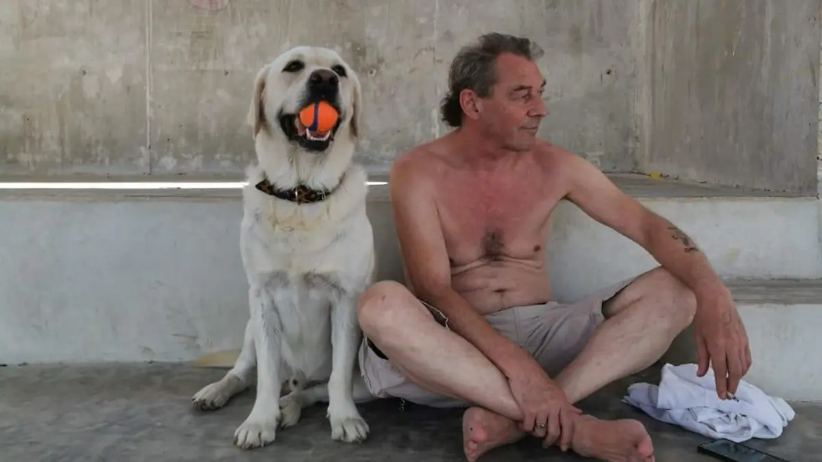 Vanessas Vater und Hund Leo weichen in Mexiko nicht von ihrer Seite. "Mein Vater ist täglich bei mir und gibt mir Kraft."