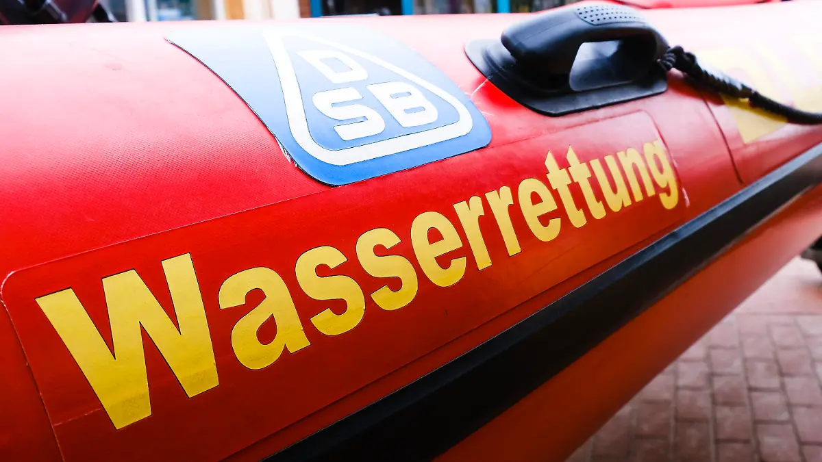 15.05.2021, Schleswig-Holstein, Eckernförde: Der Schriftzug "Wasserrettung" ist auf einem DLRG-Rettungsboot zu lesen. Zur Zeit öffnen die ersten Stationen der Deutschen Lebens-Rettungs-Gesellschaft (DLRG) an Nord- und Ostsee. Foto: Frank Molter/dpa +++ dpa-Bildfunk +++