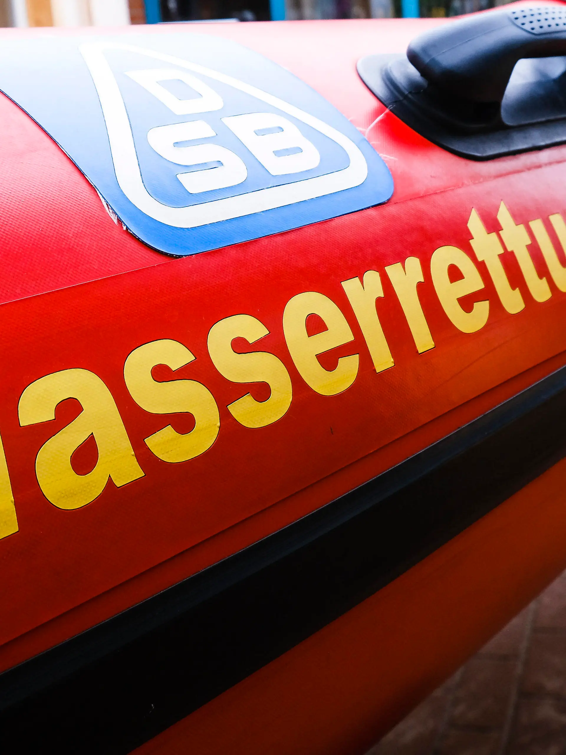 15.05.2021, Schleswig-Holstein, Eckernförde: Der Schriftzug "Wasserrettung" ist auf einem DLRG-Rettungsboot zu lesen. Zur Zeit öffnen die ersten Stationen der Deutschen Lebens-Rettungs-Gesellschaft (DLRG) an Nord- und Ostsee. Foto: Frank Molter/dpa +++ dpa-Bildfunk +++