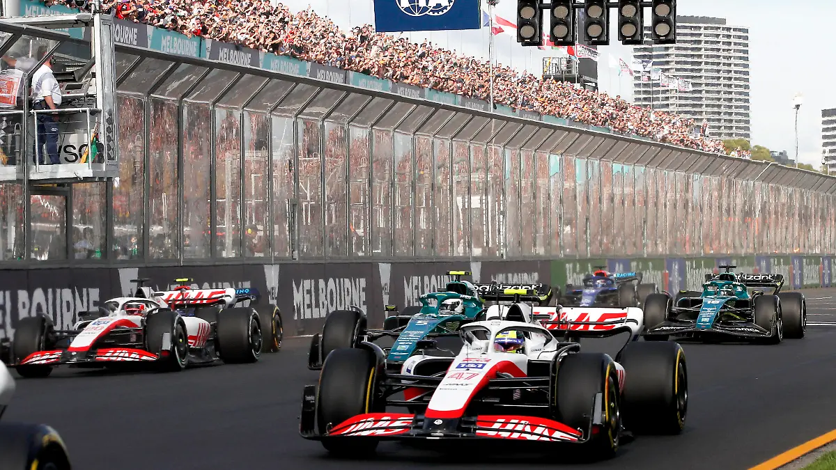 Formula 1 2022: Australian GP MELBOURNE GRAND PRIX CIRCUIT, AUSTRALIA - APRIL 10: Mick Schumacher, Haas VF-22, leads Kevin Magnussen, Haas VF-22, Sebastian Vettel, Aston Martin AMR22, and the remainder of the field at the start during the Australian GP at Melbourne Grand Prix Circuit on Sunday April 10, 2022 in Melbourne, Australia. Photo by Zak Mauger / LAT Images Images PUBLICATIONxINxGERxSUIxAUTxHUNxONLY GP2203_140308_54I2189