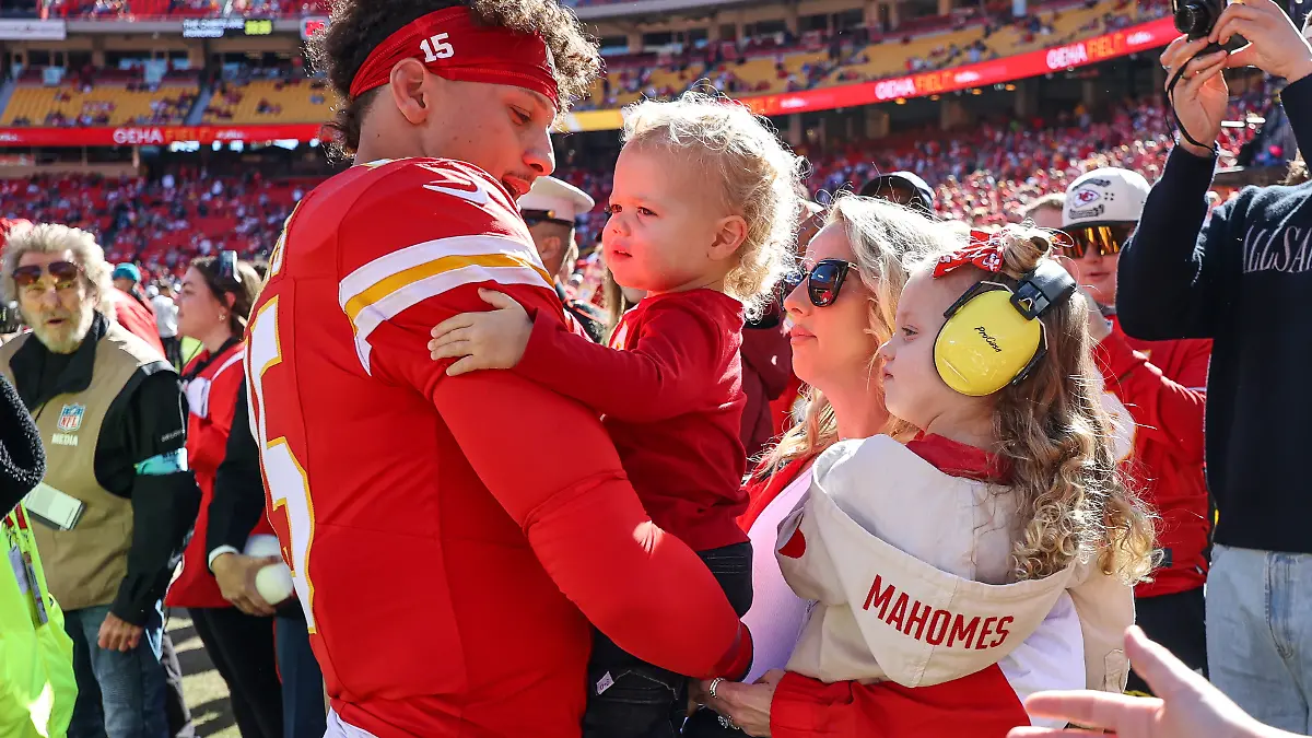 Patrick Mahomes mit seiner Frau Brittany und den gemeinsamen Kindern Bronze und Sterling.