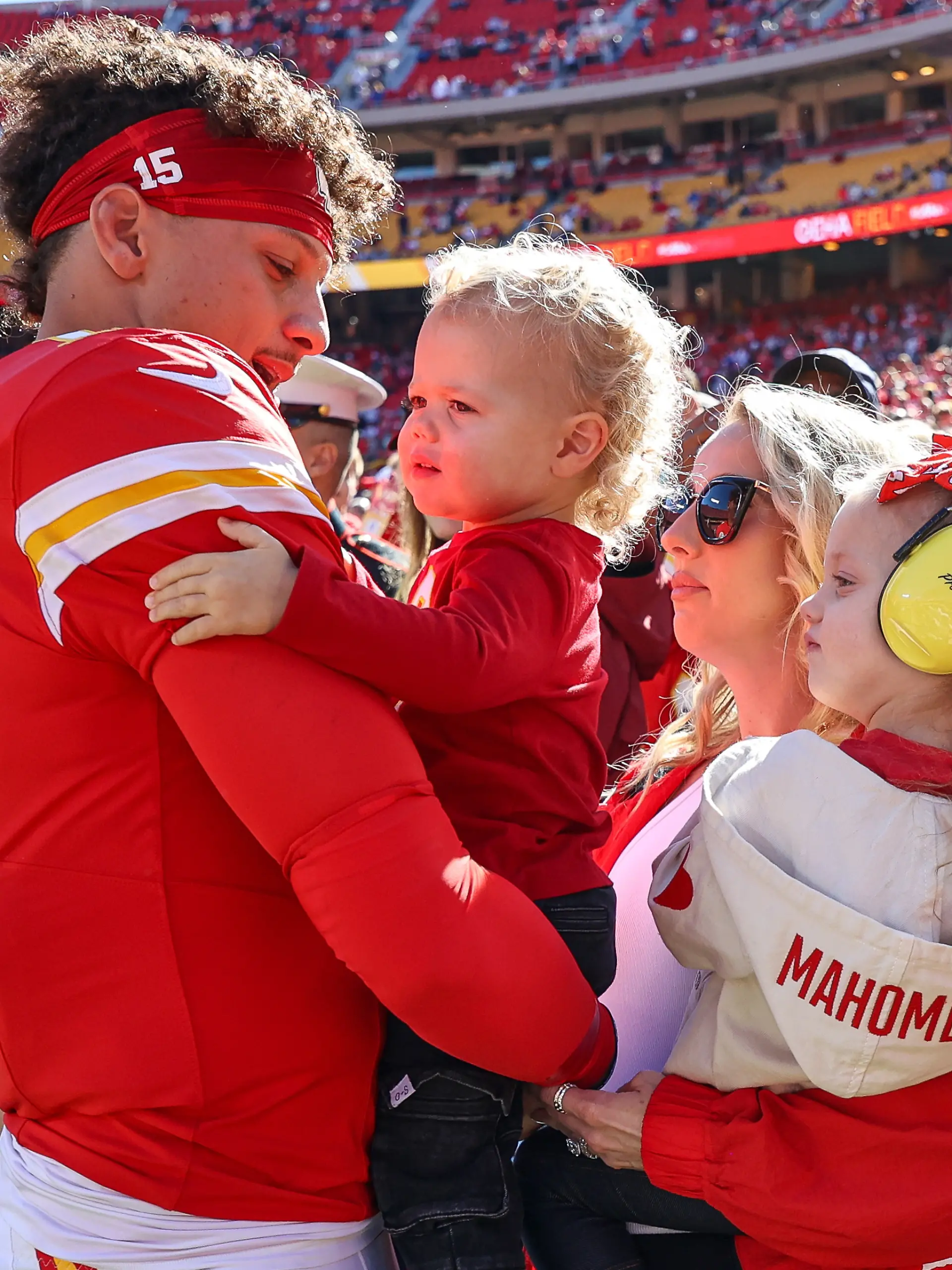 Patrick Mahomes mit seiner Frau Brittany und den gemeinsamen Kindern Bronze und Sterling.