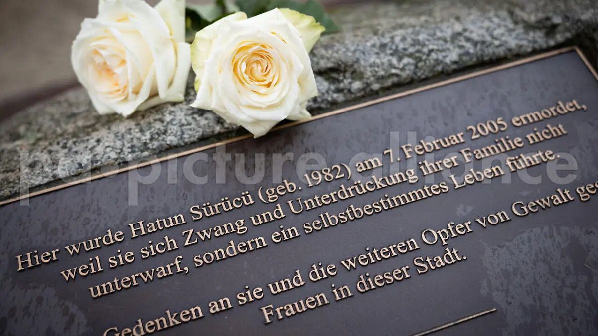 Am Tatort in der Oberlandstrasse in Tempelhof-Berlin erinnert ein Gedenkstein an Hatun Sueruecue (Sürücü) (Foto vom 29.01.2025).