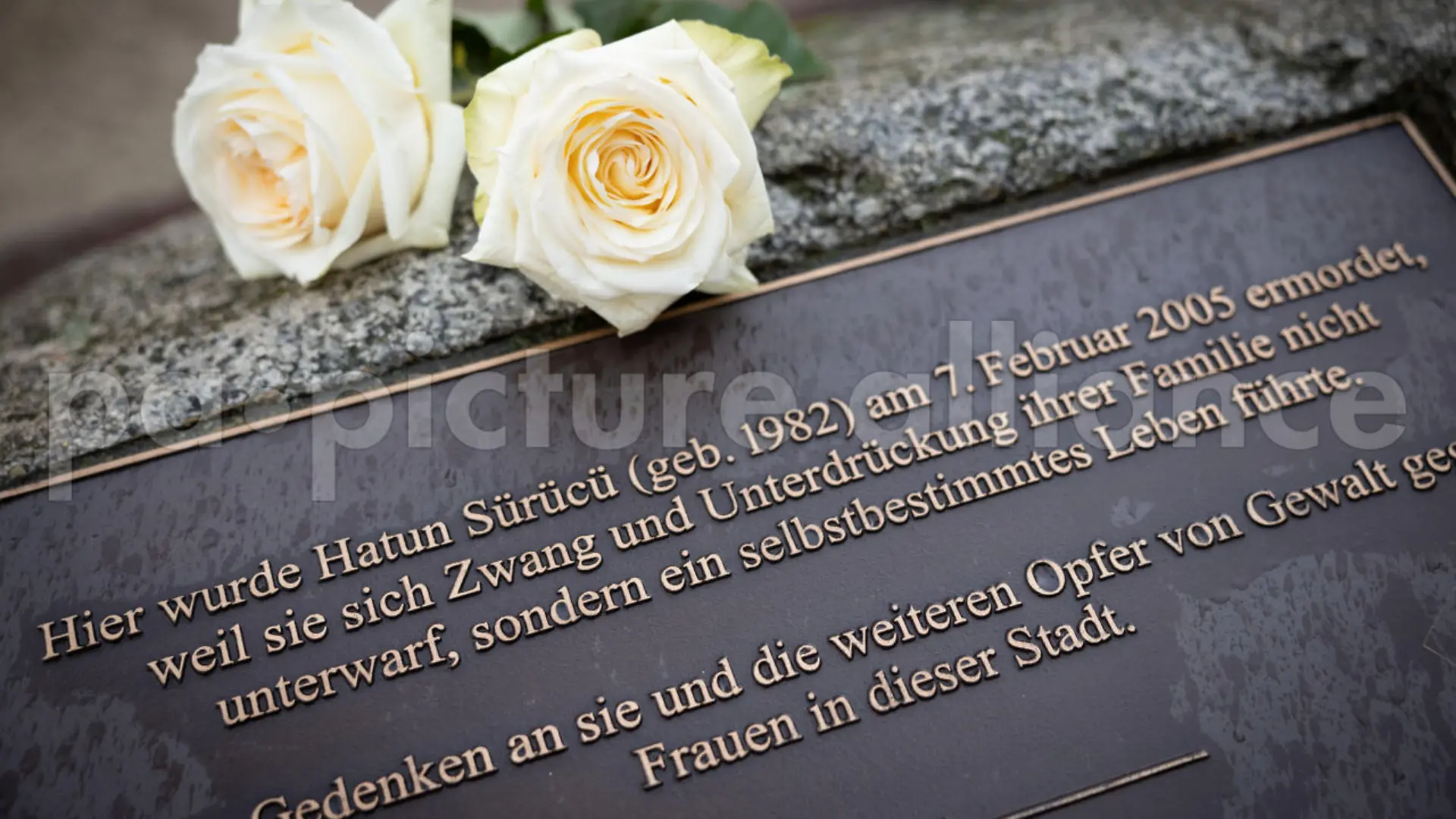 Am Tatort in der Oberlandstrasse in Tempelhof-Berlin erinnert ein Gedenkstein an Hatun Sueruecue (Sürücü) (Foto vom 29.01.2025). 