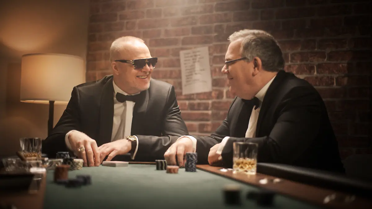 Stefan Raab und Elton setzen sich bei RTL an den Pokertisch.