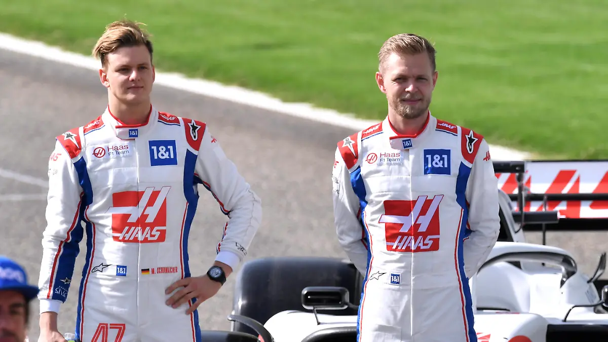  SCHUMACHER Mick F1 Team Haas mit MAGNUSSEN Kevin FIA F1 Saison 2022 Test in Bahrain 1.Tag am 10.03. 2022 Bahrain International Circuit *** SCHUMACHER Mick F1 Team Haas with MAGNUSSEN Kevin FIA F1 season 2022 test in Bahrain 1 day on 10 03 2022 Bahrain International Circuit