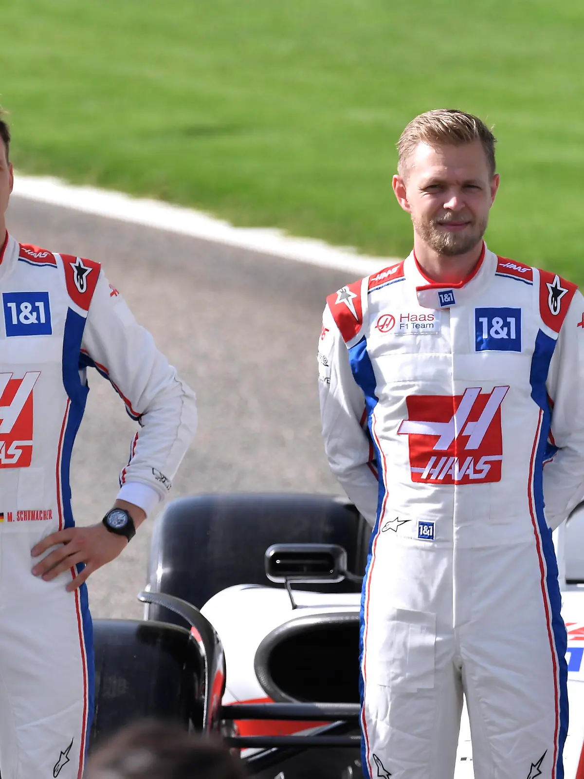  SCHUMACHER Mick F1 Team Haas mit MAGNUSSEN Kevin FIA F1 Saison 2022 Test in Bahrain 1.Tag am 10.03. 2022 Bahrain International Circuit *** SCHUMACHER Mick F1 Team Haas with MAGNUSSEN Kevin FIA F1 season 2022 test in Bahrain 1 day on 10 03 2022 Bahrain International Circuit