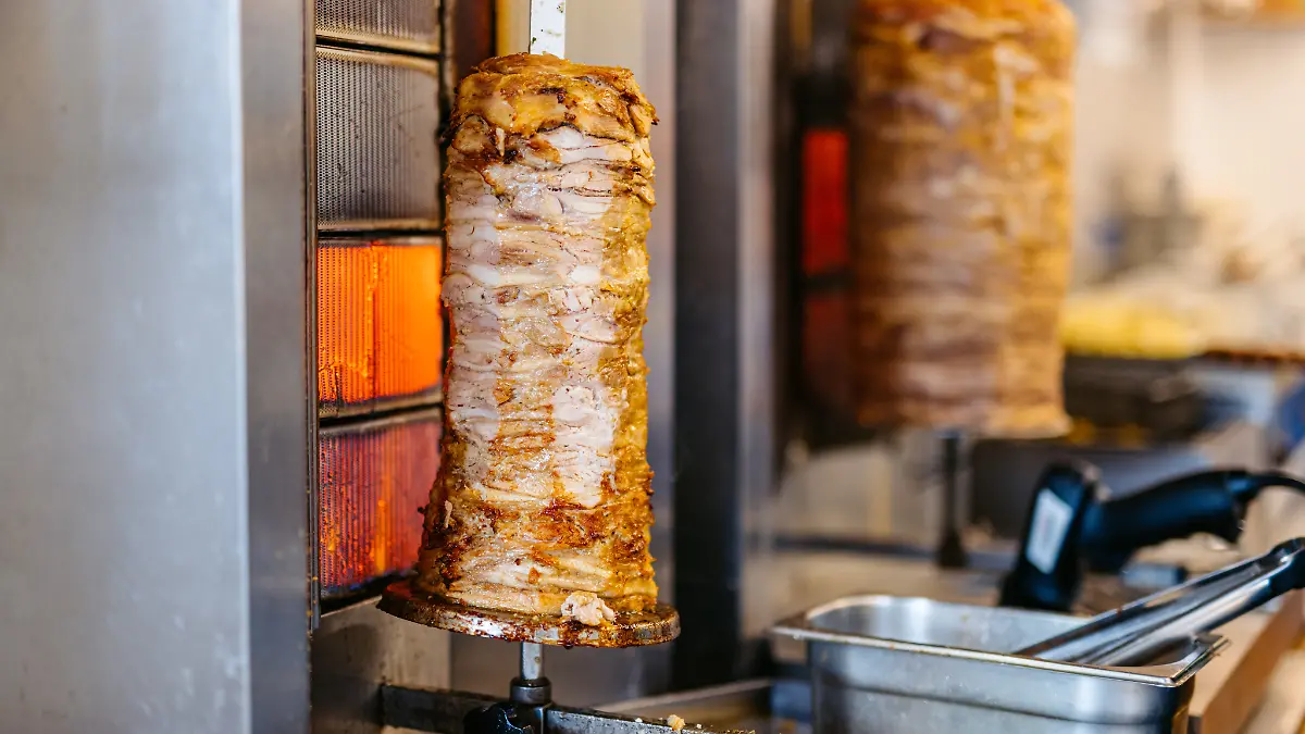 Tatwaffe Dönerspieß?! In Alfeld hebeln Einbrecher eine Tür nicht etwa mit Brecheisen auf, sondern mit zwei Spießen aus dem Imbiss – und machen dabei fette Beute.