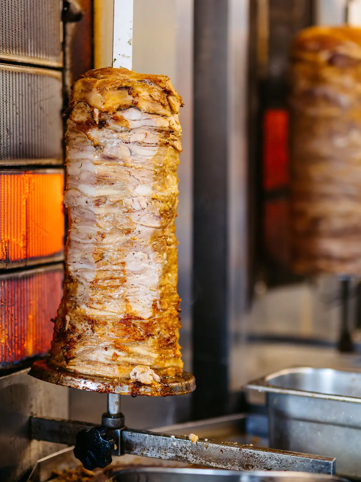Tatwaffe Dönerspieß?! In Alfeld hebeln Einbrecher eine Tür nicht etwa mit Brecheisen auf, sondern mit zwei Spießen aus dem Imbiss – und machen dabei fette Beute.