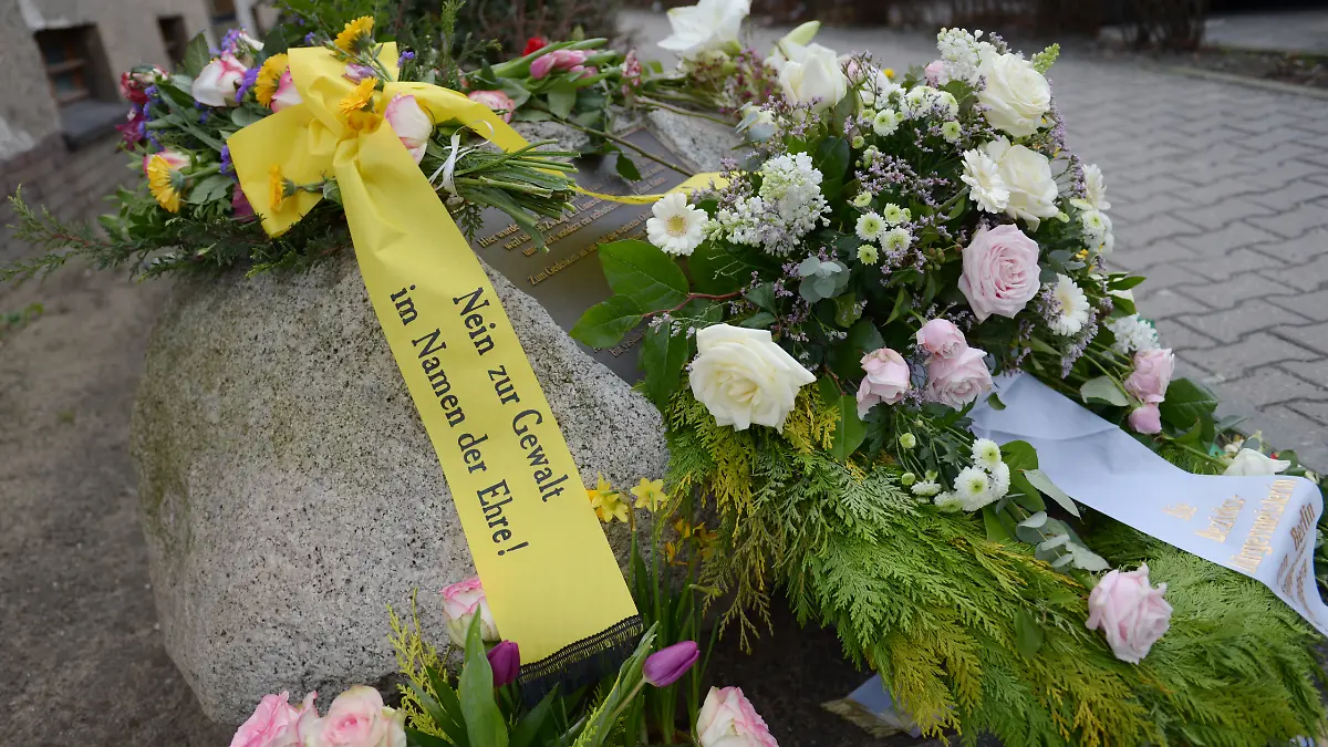 Kränze und Blumen liegen am 07.02.2013 am Gedenkstein für Hatun Sürücü an einer Bushaltestelle in der Oberlandstraße in Berlin. Die aus einer streng muslimischen Familie stammende Sürücü war am 7. Februar 2005 einem sogenannten Ehrenmord zum Opfer gefallen. Foto: Rainer Jensen/dpa ++