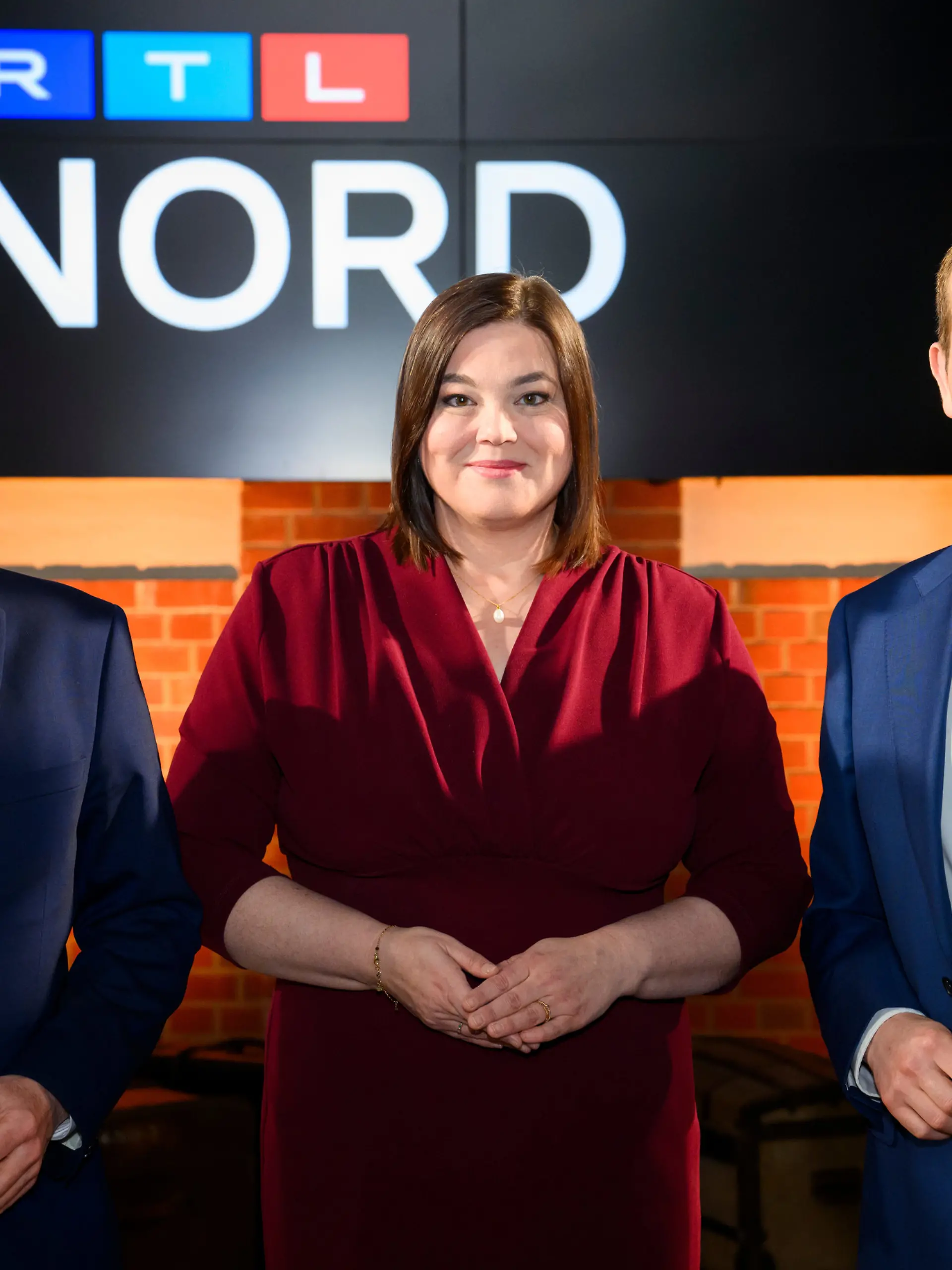 Peter Tschentscher (SPD, l.), Erster Bürgermeister der Freien und Hansestadt Hamburg, Katharina Fegebank (Bündnis 90/Die Grünen), Zweite Bürgermeisterin der Freien und Hansestadt Hamburg, und Dennis Thering (CDU), Fraktions- und Landesvorsitzender der CDU Hamburg, stehen nach der Fernsehaufzeichnung des Triells von RTL Nord der drei Spitzenkandidaten und Spitzenkandidatinnen zur Hamburger Bürgerschaftswahl im Auswanderermuseum Ballinstadt vor dem Senderlogo.