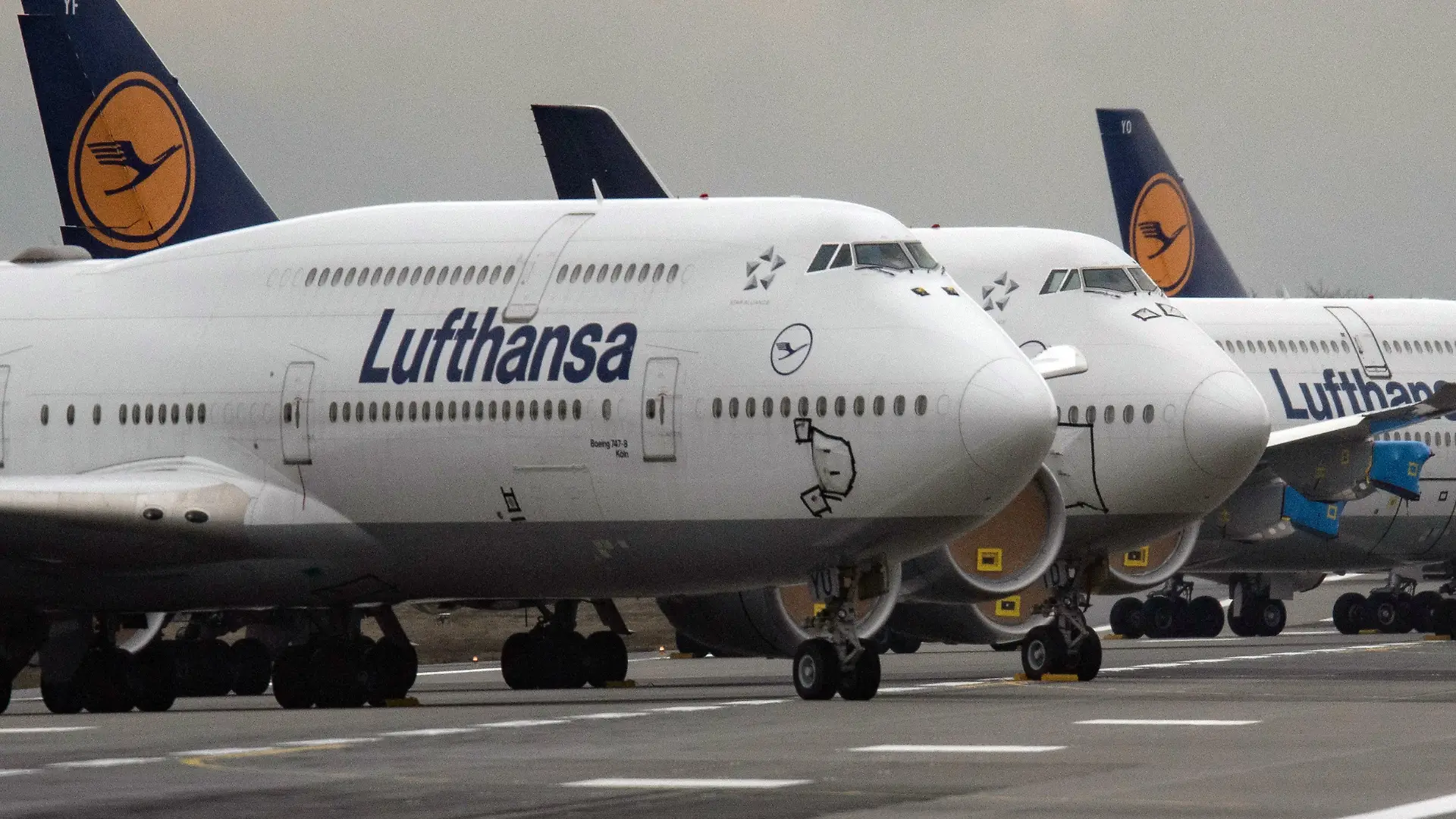 Wegen eines medizinischen Notfalls muss eine Maschine der Lufthansa mitten im Flug notlanden. (Symbolbild)