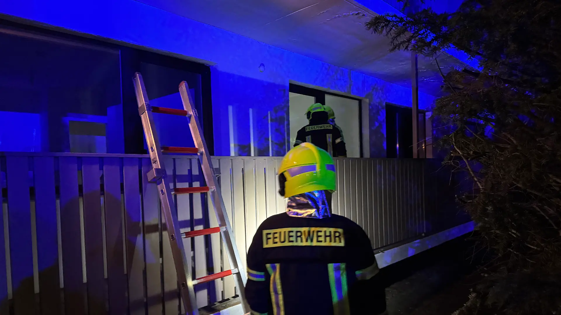 Mittels einer Leiter konnte der Balkon bestiegen und die Wohnung erkundet werden.