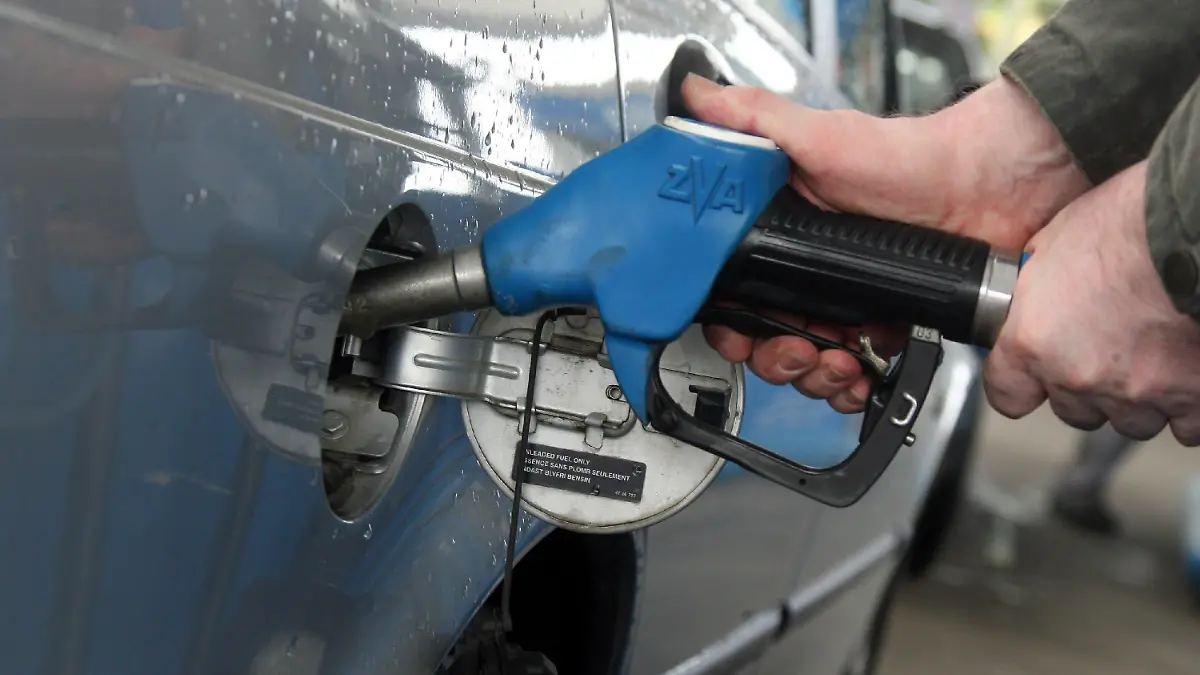 ARCHIV - Ein Autofahrer tankt in Leipzig Benzin an einer Tankstelle (Archivfoto vom 25.04.2008). Benzin und Diesel sind für viele Diebe eine lohnende Beute. Der Diebstahl großer Mengen Treibstoff aus Bau- und Landwirtschaftsmaschinen sowie das Tanken ohne zu Bezahlen sind in Hessen keine Ausnahme, wie eine landesweite dpa-Umfrage ergab. Foto: Peter Endig dpa/lsn/lhe (zu dpa/lhe-Umfrage "Benzin und Diesel sind für viele Diebe eine lohnende Beute" vom 09.08.2008) +++(c) dpa - Bildfunk+++
