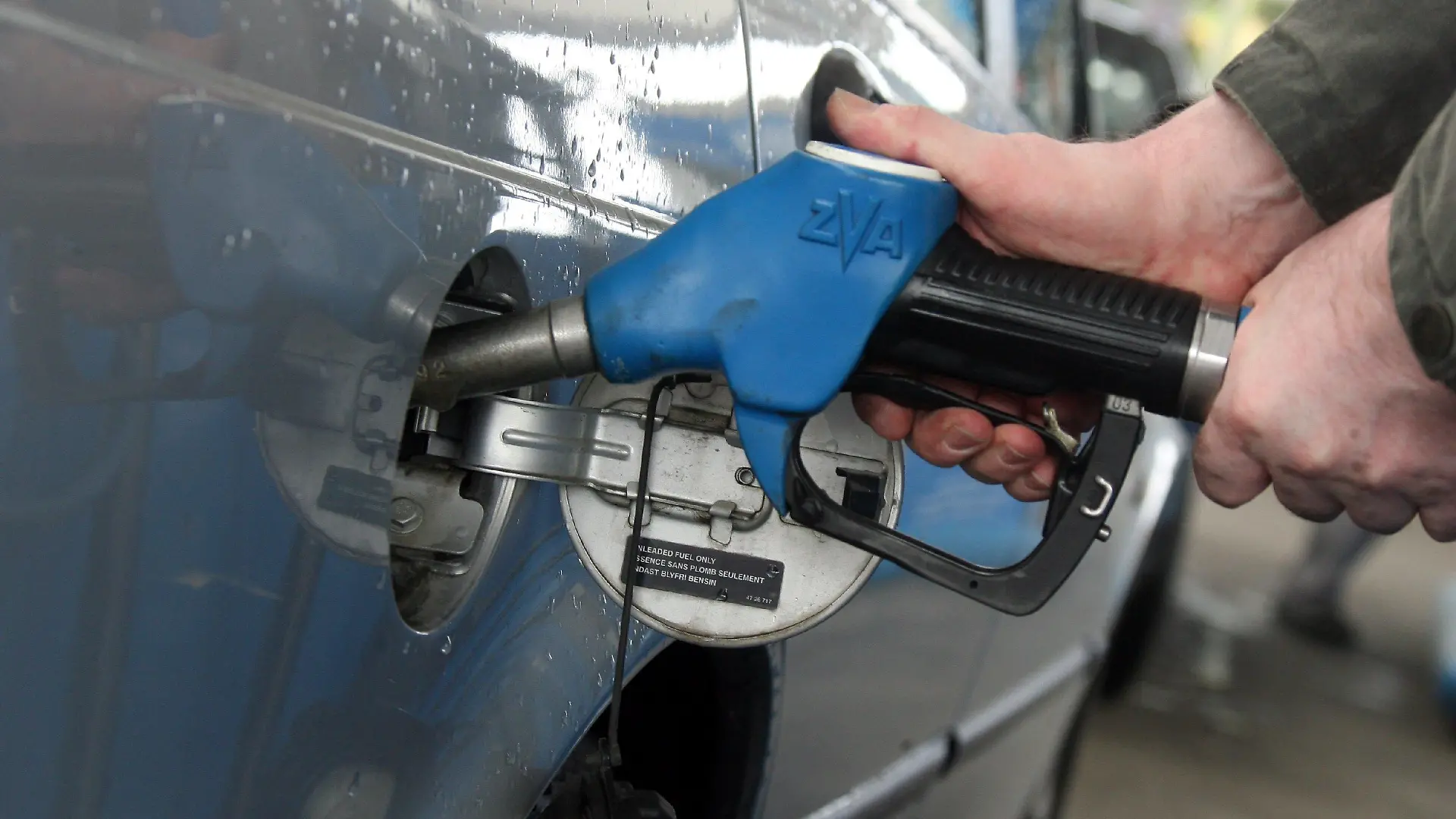 ARCHIV - Ein Autofahrer tankt in Leipzig Benzin an einer Tankstelle (Archivfoto vom 25.04.2008). Benzin und Diesel sind für viele Diebe eine lohnende Beute. Der Diebstahl großer Mengen Treibstoff aus Bau- und Landwirtschaftsmaschinen sowie das Tanken ohne zu Bezahlen sind in Hessen keine Ausnahme, wie eine landesweite dpa-Umfrage ergab. Foto: Peter Endig dpa/lsn/lhe (zu dpa/lhe-Umfrage "Benzin und Diesel sind für viele Diebe eine lohnende Beute" vom 09.08.2008) +++(c) dpa - Bildfunk+++