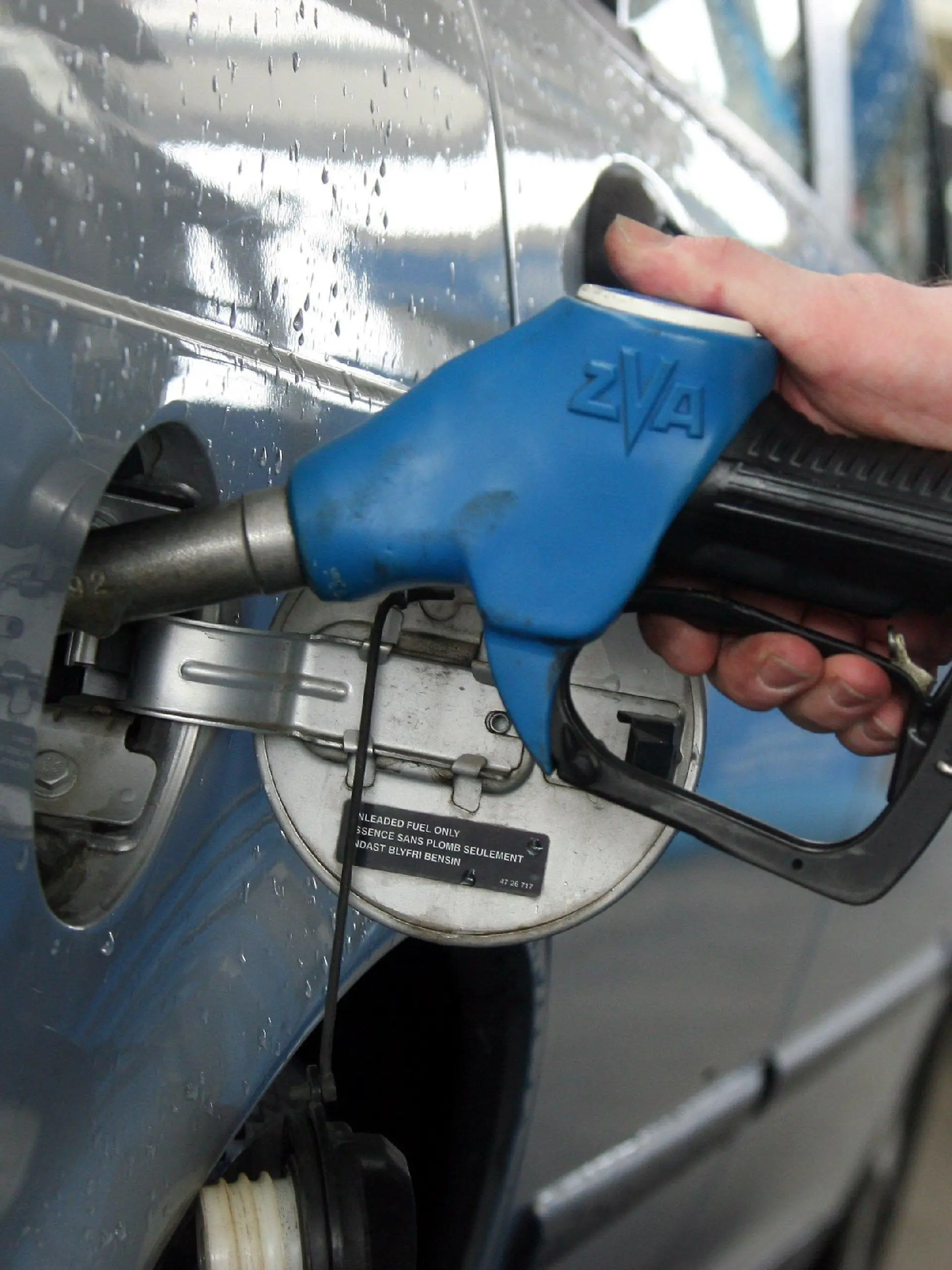 ARCHIV - Ein Autofahrer tankt in Leipzig Benzin an einer Tankstelle (Archivfoto vom 25.04.2008). Benzin und Diesel sind für viele Diebe eine lohnende Beute. Der Diebstahl großer Mengen Treibstoff aus Bau- und Landwirtschaftsmaschinen sowie das Tanken ohne zu Bezahlen sind in Hessen keine Ausnahme, wie eine landesweite dpa-Umfrage ergab. Foto: Peter Endig dpa/lsn/lhe (zu dpa/lhe-Umfrage "Benzin und Diesel sind für viele Diebe eine lohnende Beute" vom 09.08.2008)  +++(c) dpa - Bildfunk+++