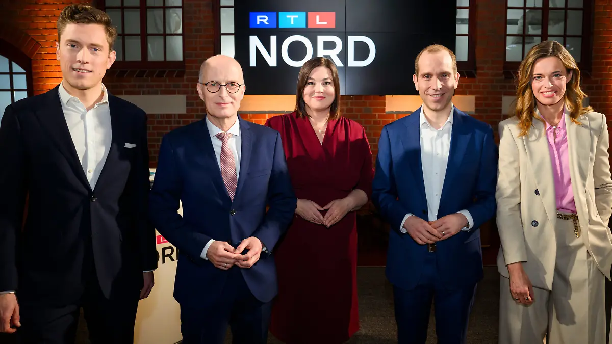 Die RTL Nord-Moderatoren Susanne Böhm (g.r.) und Bastian Vollmer (g.l.) diskutieren im ersten TV-Triell mit Peter Tschentscher (SPD), Katharina Fegebank (Bündnis 90/Die Grünen) und Dennis Thering (CDU).