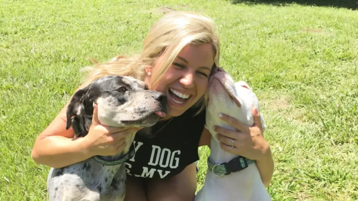 Shayna war immer glücklich mit ihren Hunden King (l.) und Krieo (r.).