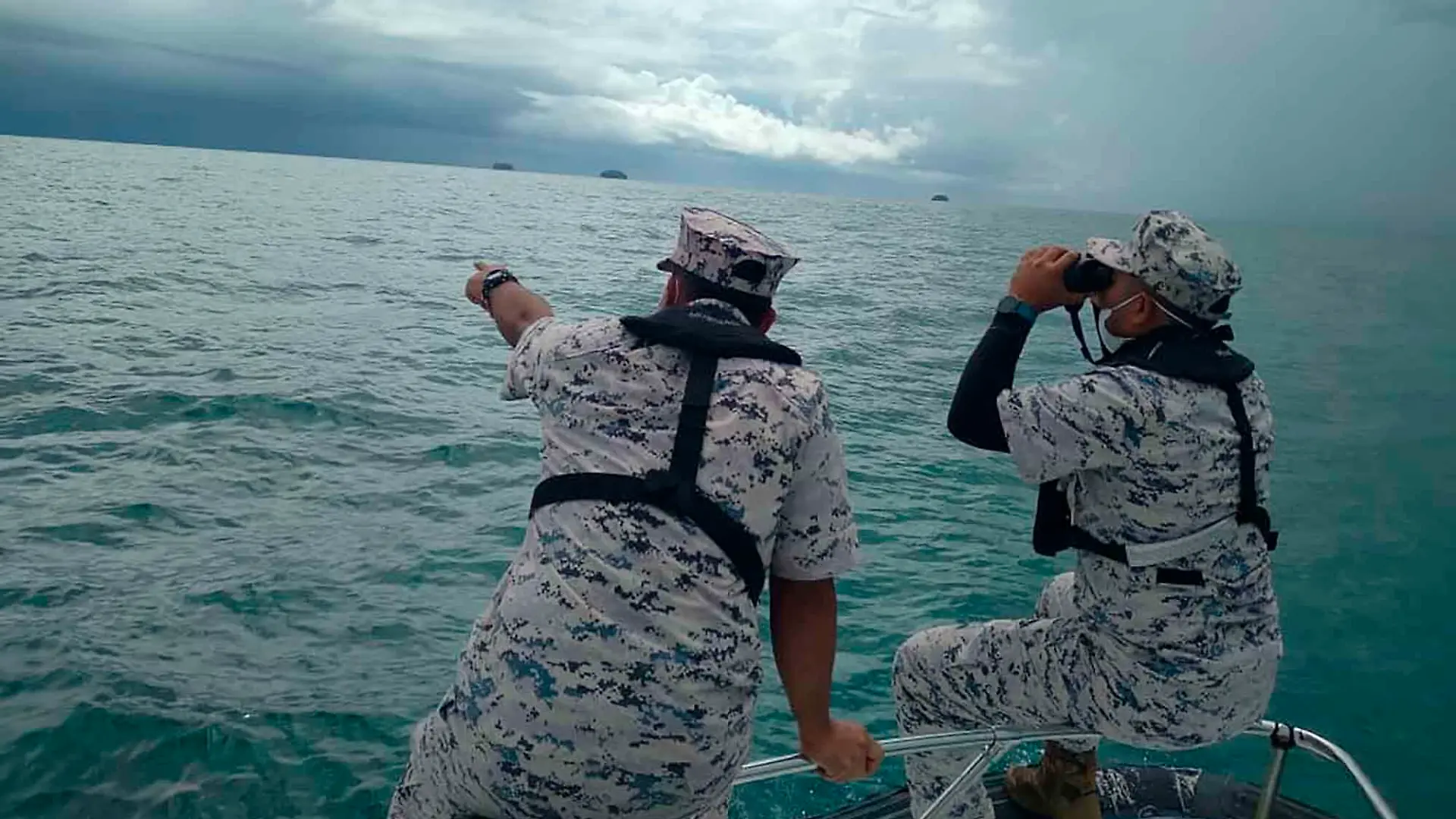HANDOUT - 08.04.2022, Malaysia, Mersing: Dieses von der Malaysian Maritime Enforcement Agency (MMEA) am 08.04.2022 veröffentlichte Foto zeigt eine Such- und Rettungsaktion für ausländische Taucher vor der Küste von Mersing in Johor. Zwei der drei vor Malaysia vermissten Taucher aus Europa sind lebend geborgen worden. Foto: Malaysian Maritime Enforcement A/Malaysian Maritime Enforcement Agency/AP/dpa - ACHTUNG: Nur zur redaktionellen Verwendung und nur mit vollständiger Nennung des vorstehenden Credits +++ dpa-Bildfunk +++