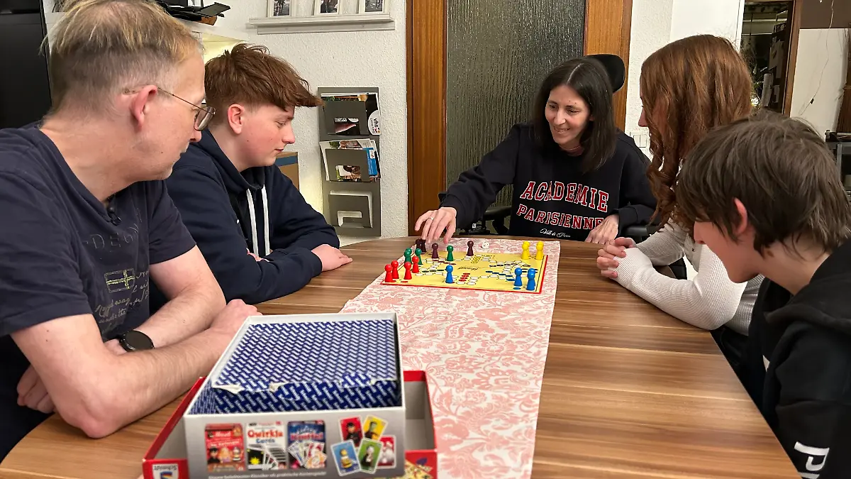 Tanja und ihre Familie halten bewusst an gemeinsamen Spiele-Nachmittagen fest.