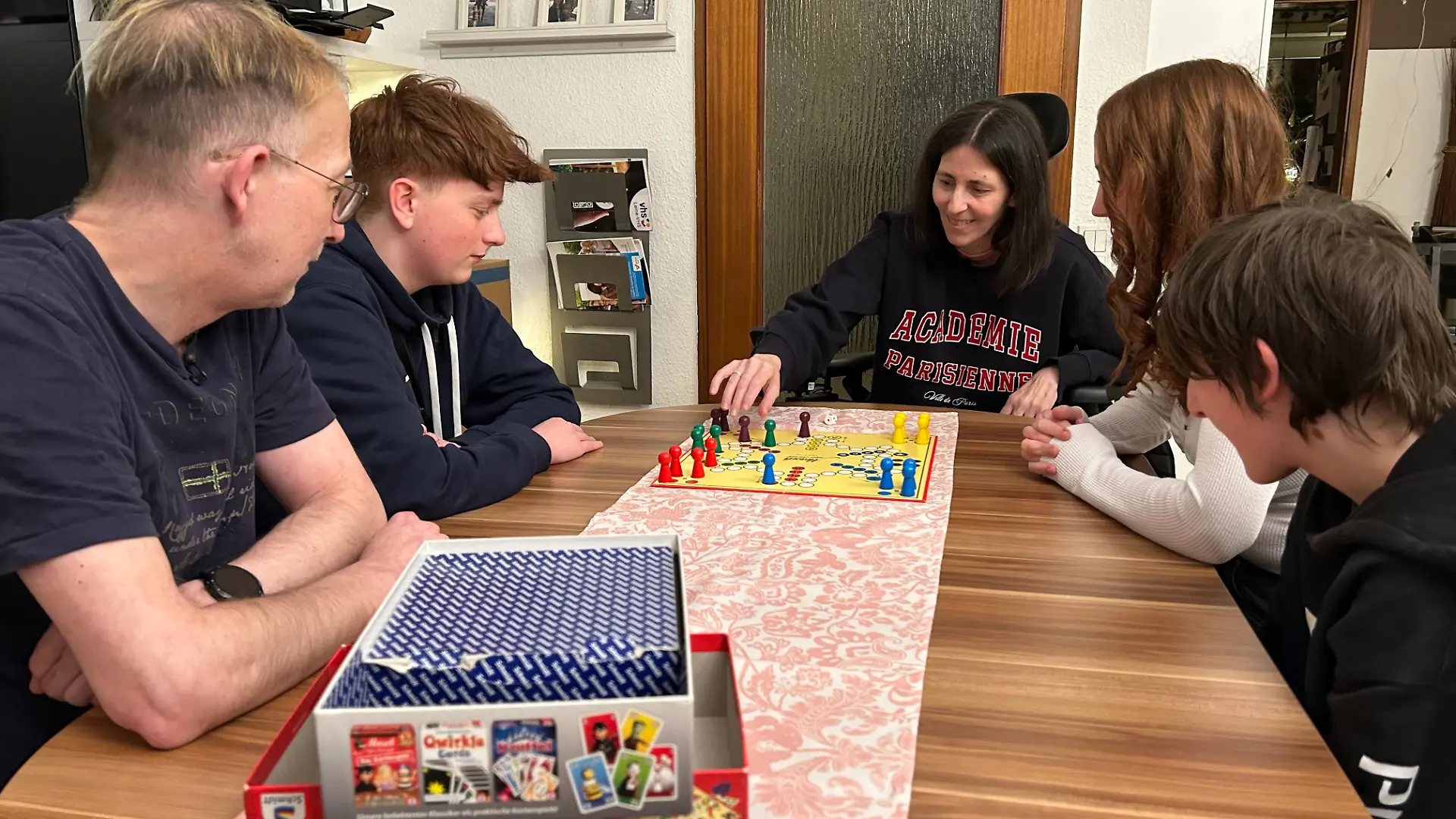 Tanja und ihre Familie halten bewusst an gemeinsamen Spiele-Nachmittagen fest.