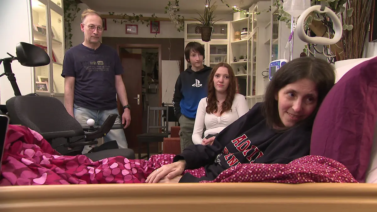 Fast täglich spielt Sohn Silas (15) seiner Mutter Tanja verschiedene Lieder auf dem Klavier vor.