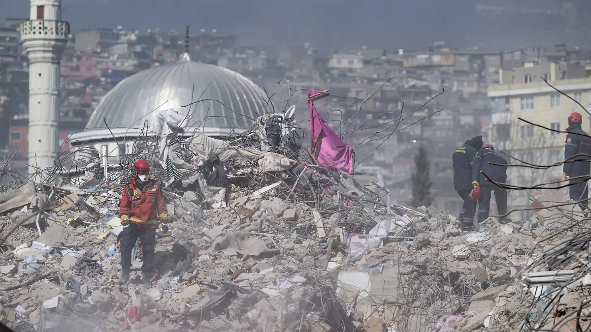 Im Jahr 2023 verlieren bei einem Erdbeben im türkisch-syrischen Grenzgebiet mehr als 30.000 Menschen das Leben.