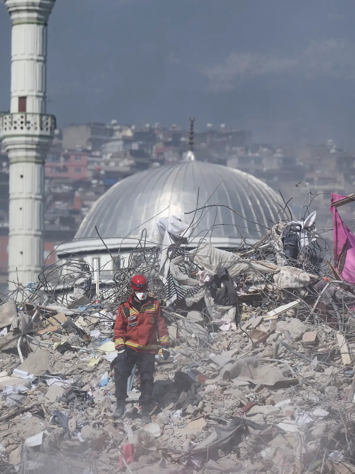 Im Jahr 2023 verlieren bei einem Erdbeben im türkisch-syrischen Grenzgebiet mehr als 30.000 Menschen das Leben. 
