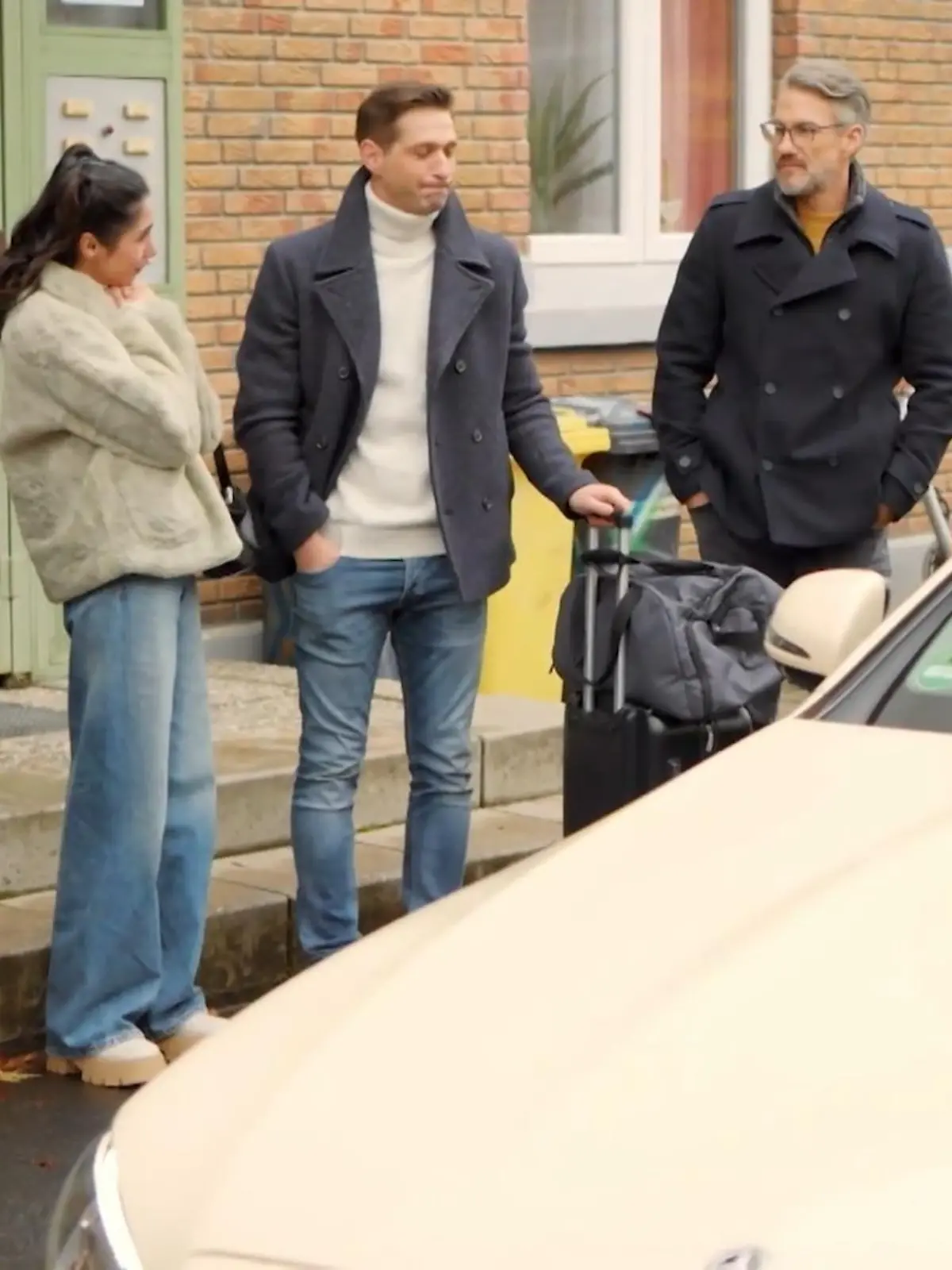 Bei AWZ geht Deniz für ein Jobangebt nach München. 