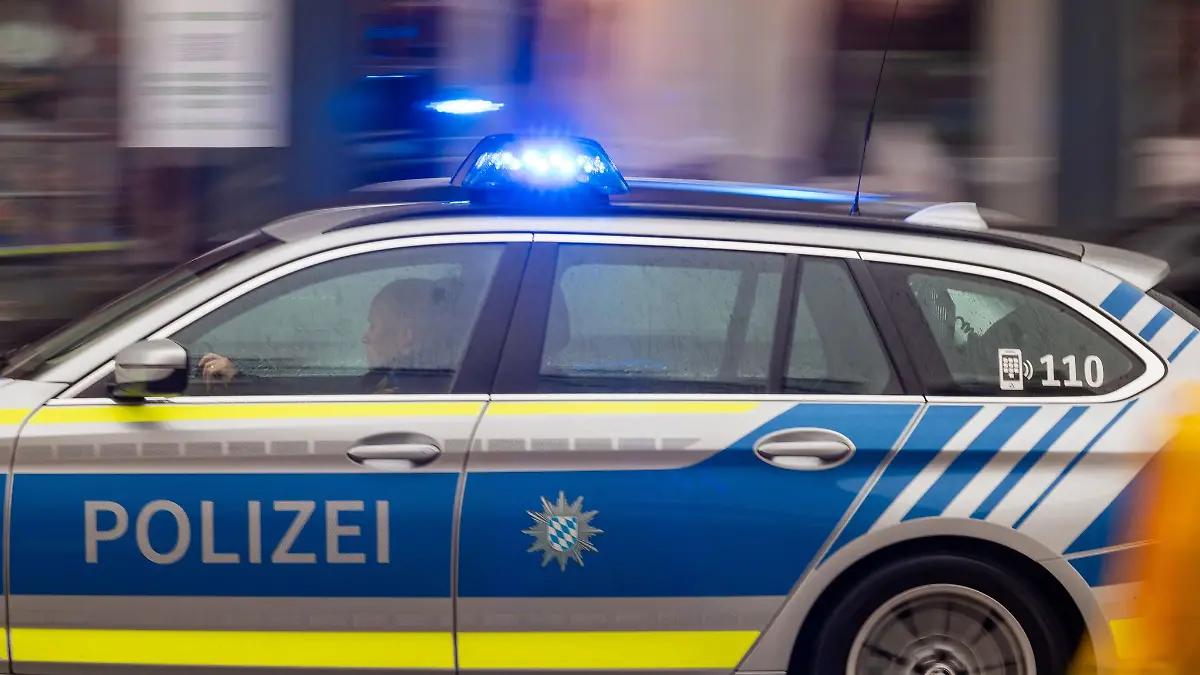 Zahlreiche Kräfte und ein Hubschrauber fahnden nach einem Verdächtigen. (Symbolbild)