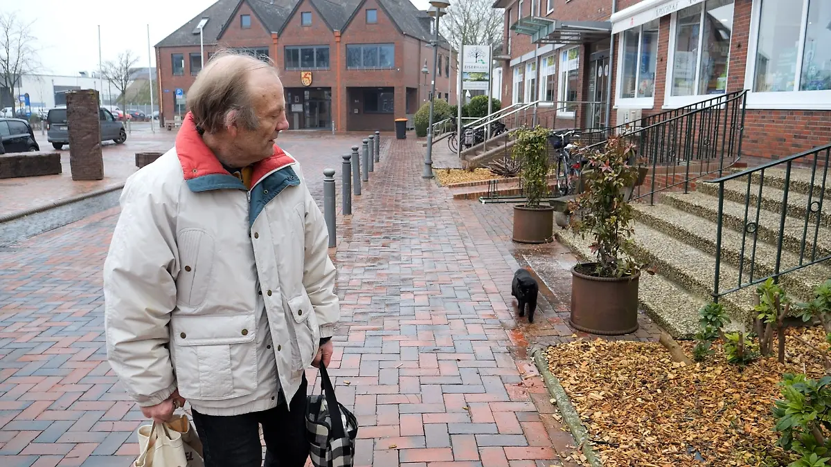 Kater Gorden geht mit seinem Besitzer Arno Schwarz durch Bockhorn spazieren. 