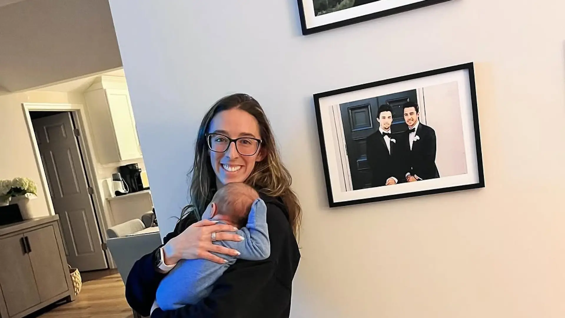 Katie Gaudreau hält den Sohn ihres toten Bruders Matthew in ihren Armen.