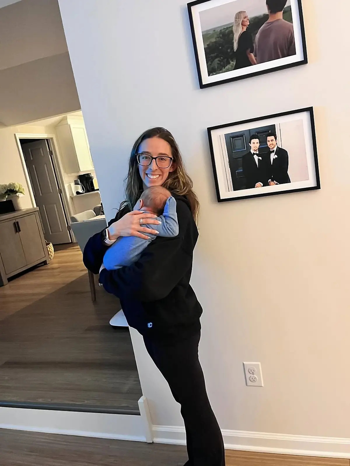 Katie Gaudreau hält den Sohn ihres toten Bruders Matthew in ihren Armen.