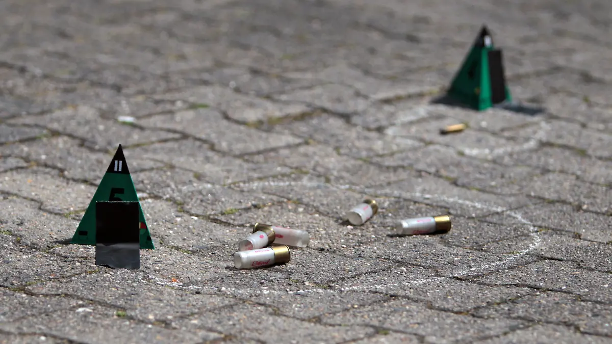An der Stelle, an der zuvor ein Mann erschossen worden ist, liegen am 17.05.2015 am Tatort in Rodgau (Hessen) Polizei-Markierungen an Patronenhülsen und Einschusslöchern. Bei einem Polizeieinsatz in Rodgau (Kreis Offenbach) ist am Sonntagmorgen ein 74-Jähriger getötet worden. Laut dem Landeskriminalamt (LKA) Wiesbaden habe der Mann zuvor auf die Einsatzkräfte geschossen, um seine Einweisung in eine Klinik zu verhindern. Mehrere Beamte eines Spezialeinsatzkommandos (SEK) schossen zurück und verletzten den Mann tödlich. Foto: Fredrik von Erichsen/dpa +++(c) dpa - Bildfunk+++