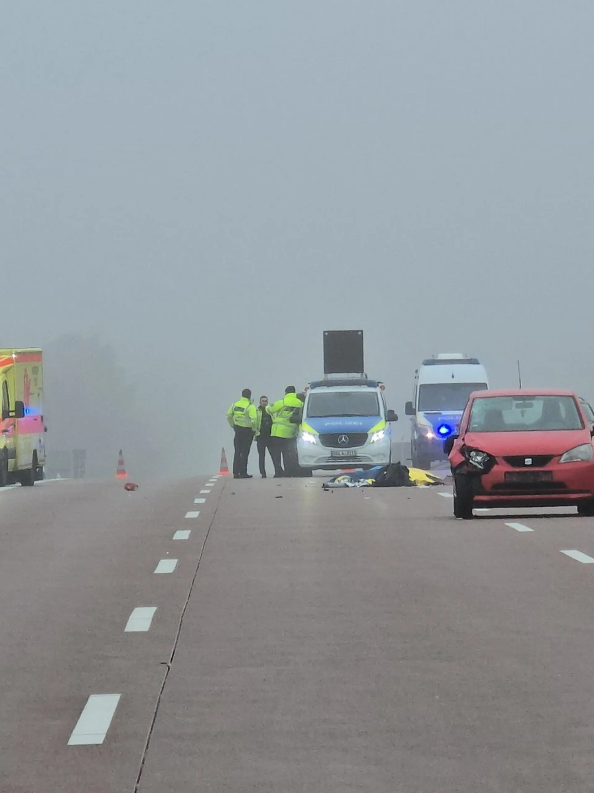 Bild zu: "Mann will Autobahn zu Fuß überqueren und stirbt"