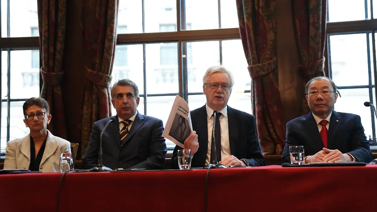 Professor Neena Modi, Anwalt Mark McDonald, Politiker David und Neonatologe Dr Shoo Lee (v.l.)