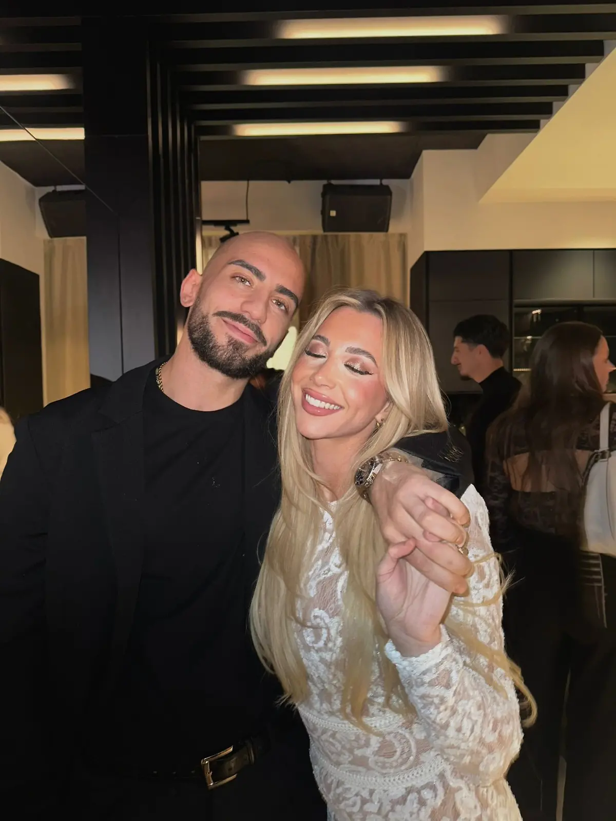 Daniel und Hanni liegen sich vertraut in den Armen