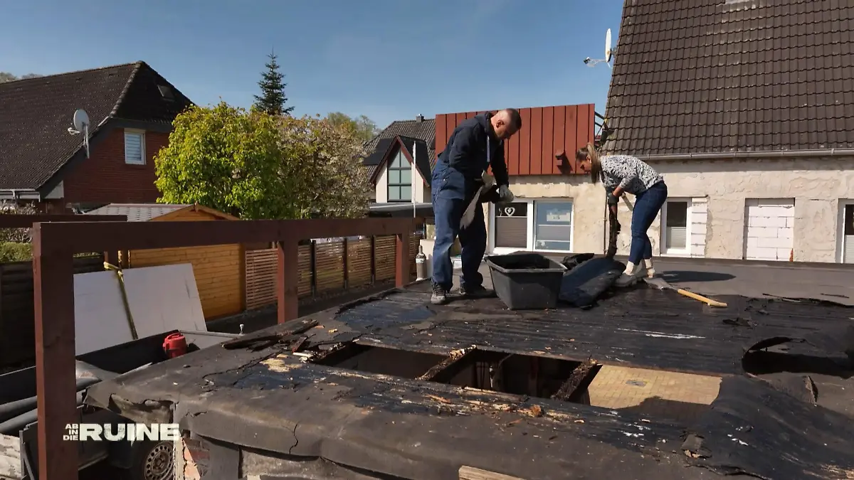 Das Dach von der Garage muss runter Alles morsch