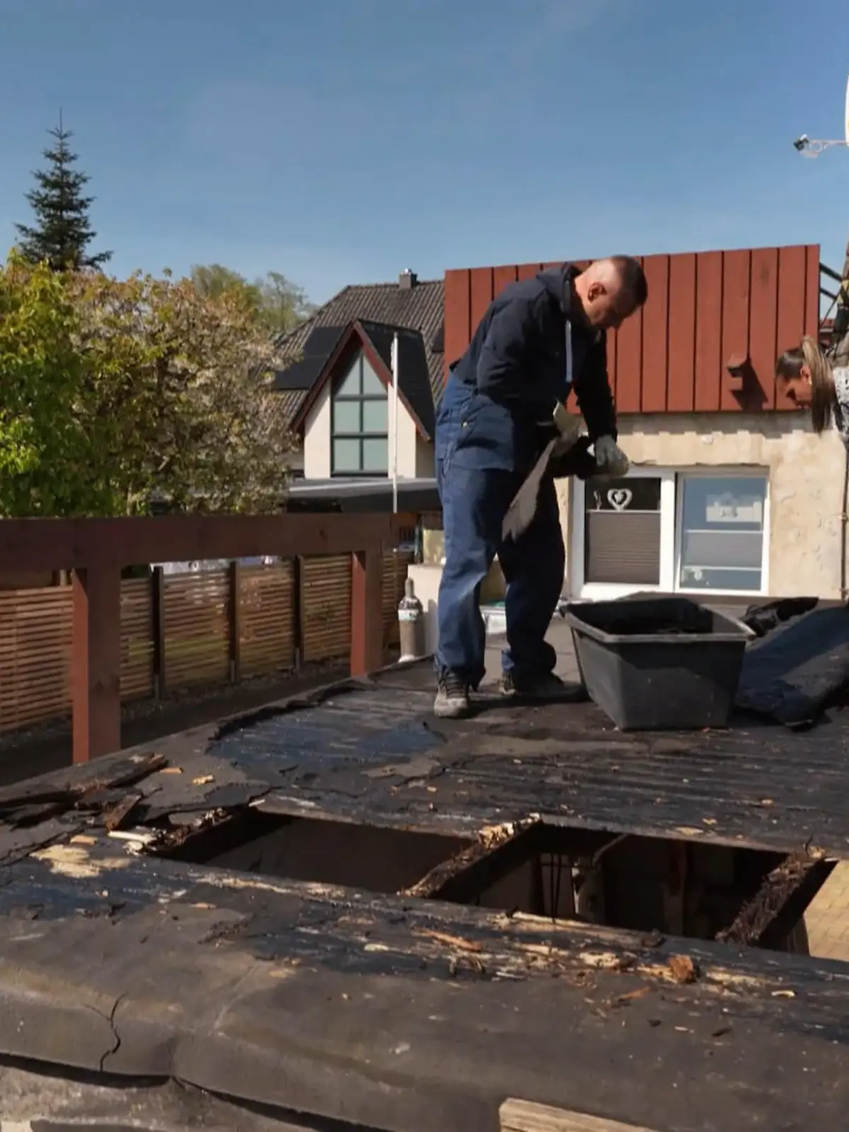 Bild zu: "Das Dach von der Garage muss runter"