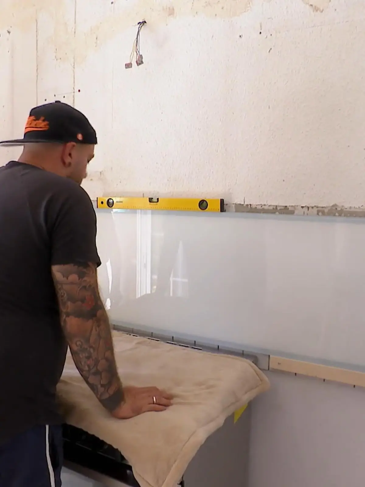 Bild zu: "Fliesenspiegel wurde mit LED Glasplatte überdeckt"