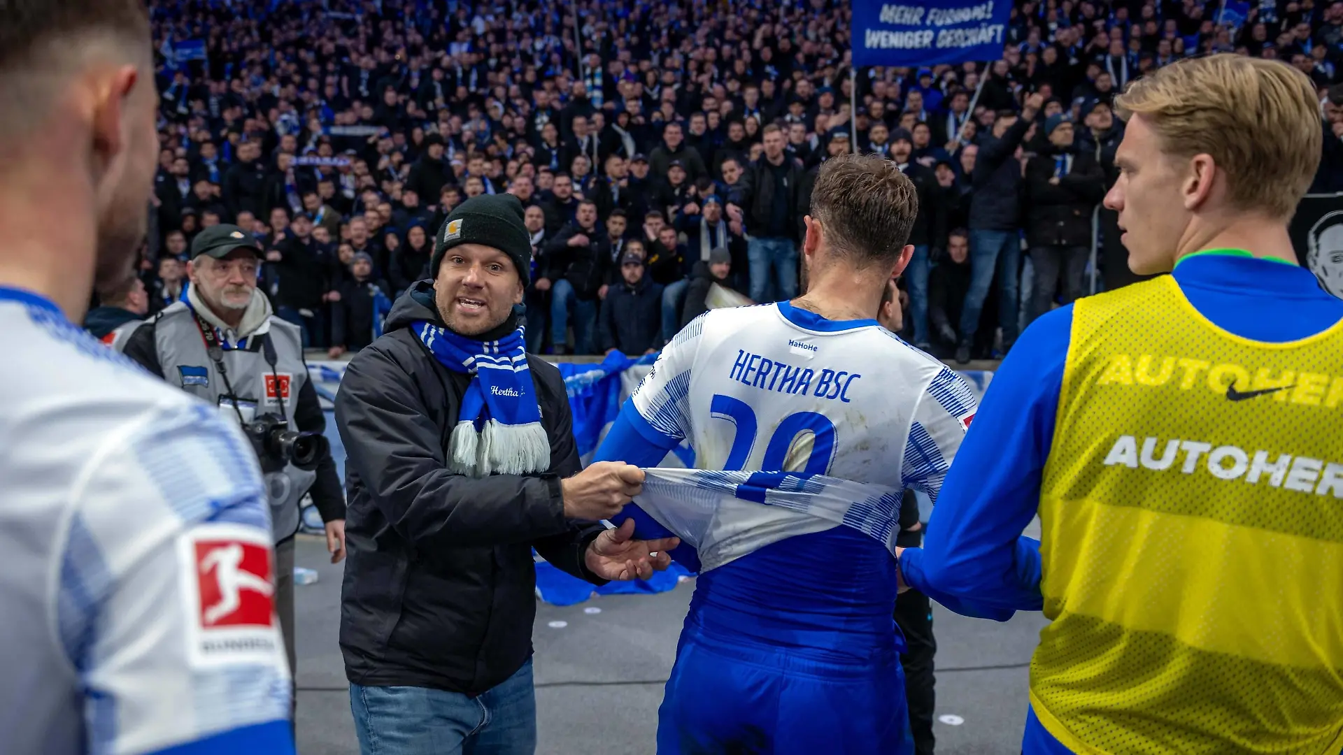 Fussball Berlin 09.04.2022 Saison 2021 / 2022 1. Bundesliga / DFL Hertha BSC Berlin - 1. FC Union Berlin niedergeschlagene Herthaspieler nach der 1:4 Niederlage enttäuscht Lucas Tousart Hertha BSC, No.29 vor der Hertha Fankurve Ostkurve Ein Hertha Fan will, dass die Spieler ihr Trikot symbolisch ausziehen Hertha Fans *** Football Berlin 09 04 2022 Season 2021 2022 1 Bundesliga DFL Hertha BSC Berlin 1 FC Union Berlin dejected Hertha players disappointed after the 1 4 defeat Lucas Tousart Hertha BSC, No 29 in front of the Hertha Fankurve Ostkurve A Hertha fan wants the players to take off their jersey symbolically Hertha fans